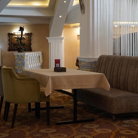 Golden Dragon Hotell Bishkek Exteriör bild