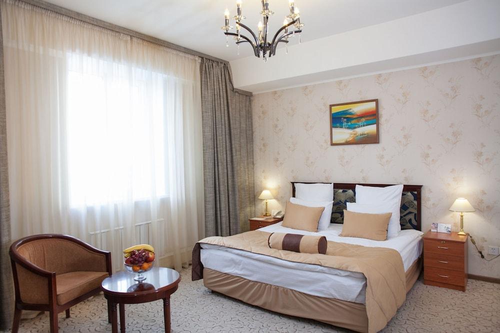Golden Dragon Hotell Bishkek Exteriör bild