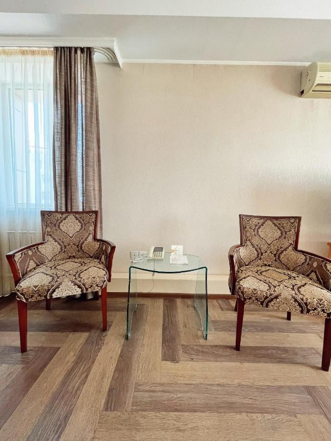 Golden Dragon Hotell Bishkek Exteriör bild