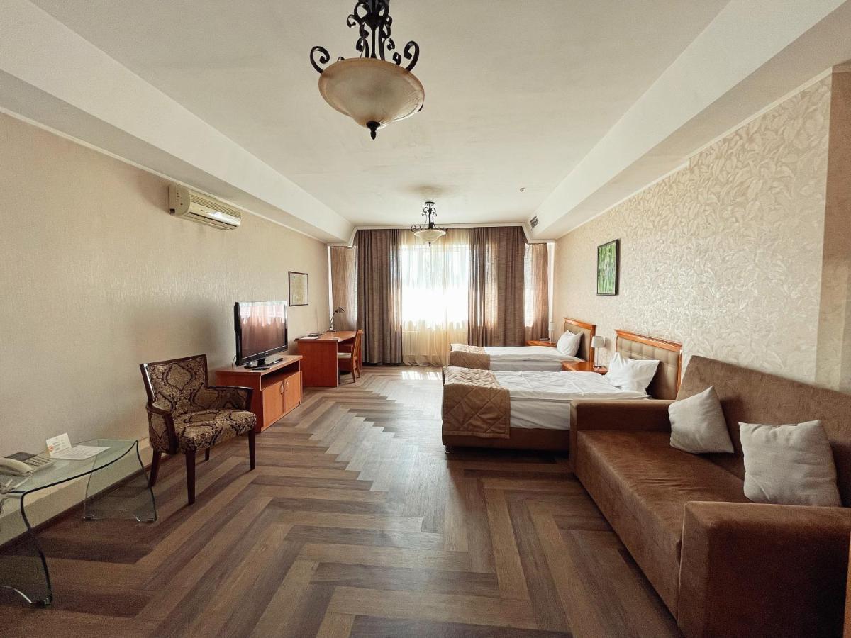 Golden Dragon Hotell Bishkek Exteriör bild