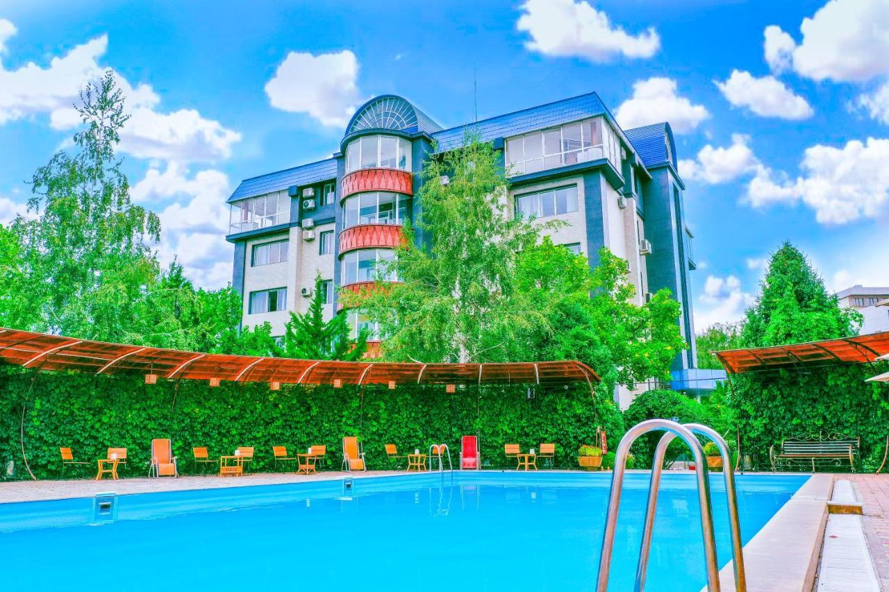 Golden Dragon Hotell Bishkek Exteriör bild