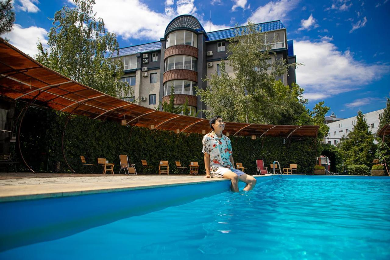 Golden Dragon Hotell Bishkek Exteriör bild