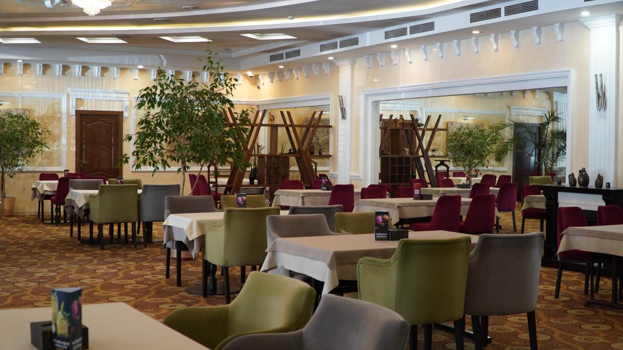 Golden Dragon Hotell Bishkek Exteriör bild