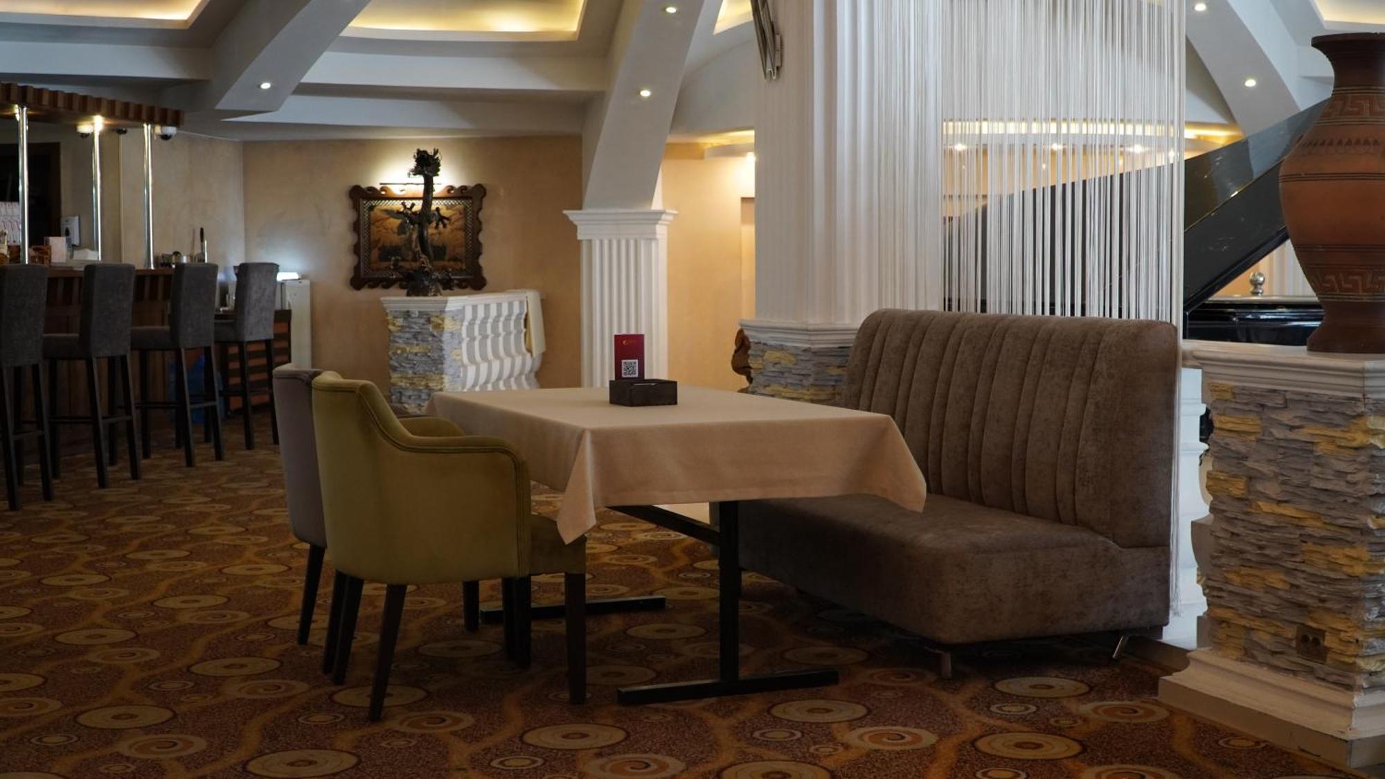 Golden Dragon Hotell Bishkek Exteriör bild