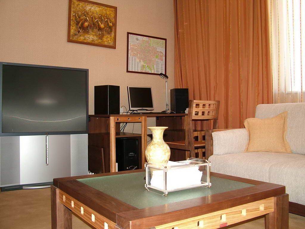 Golden Dragon Hotell Bishkek Exteriör bild