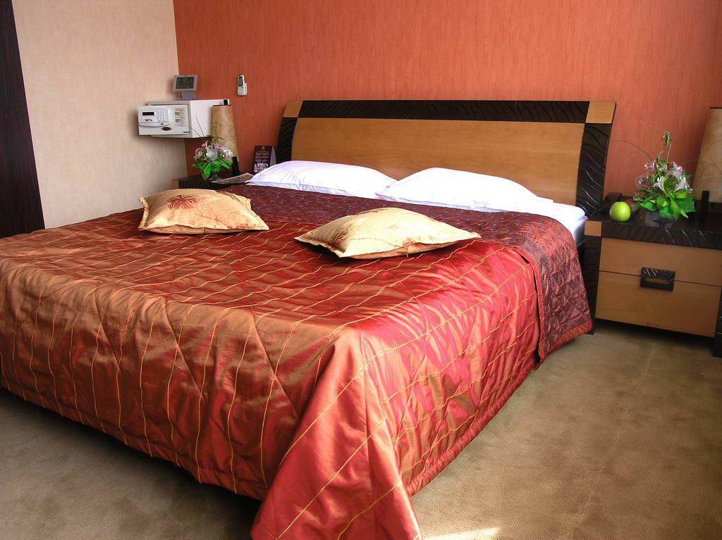 Golden Dragon Hotell Bishkek Exteriör bild