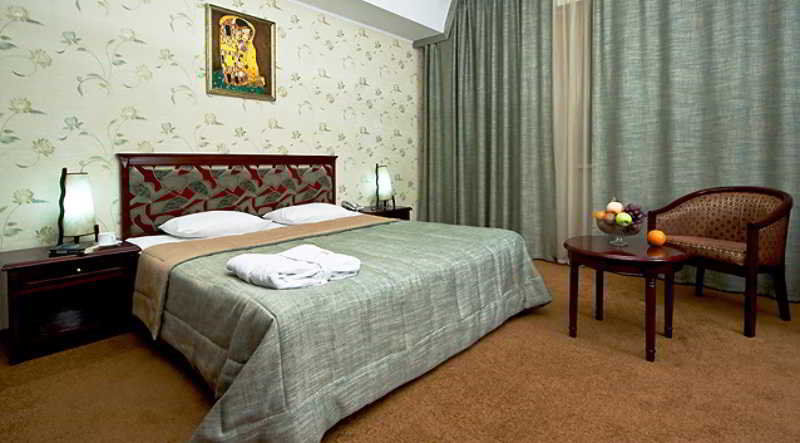 Golden Dragon Hotell Bishkek Exteriör bild