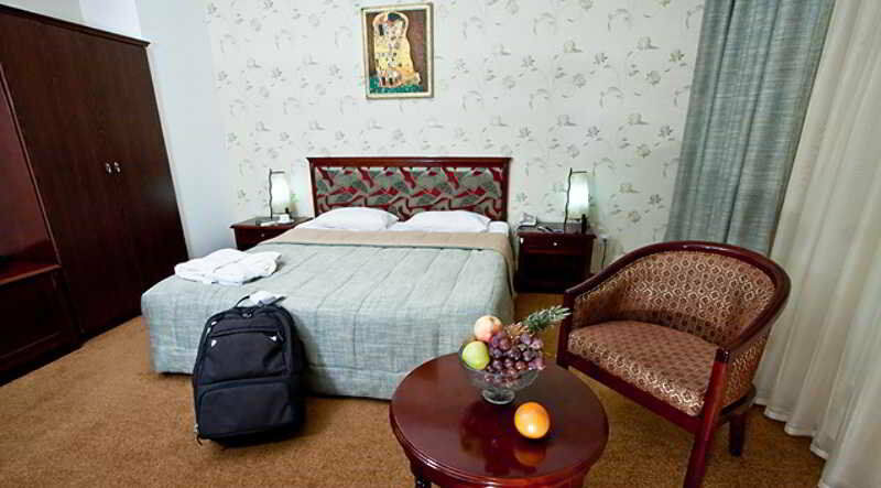 Golden Dragon Hotell Bishkek Exteriör bild